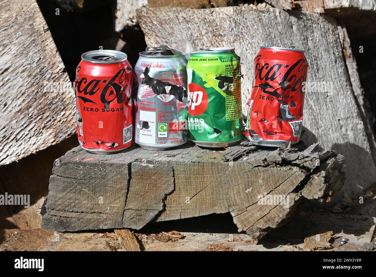 Latas de soda de marca llenas de agujeros de pellets. Foto de stock