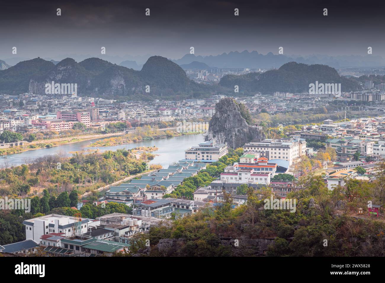 Paisajes kársticos únicos y espectaculares en yangshuo, guilin, China. Copiar espacio para el texto Foto de stock