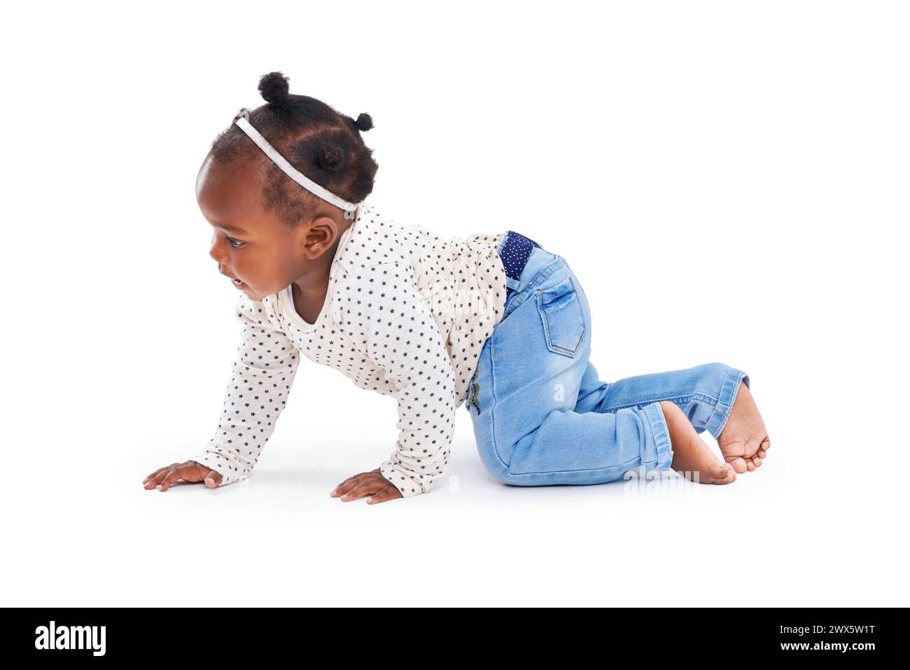 Bebé africano, niña y habilidades motoras en el piso para el desarrollo, el aprendizaje y el crecimiento del niño. Niño pequeño, aislado y fondo blanco en estudio para maqueta Foto de stock