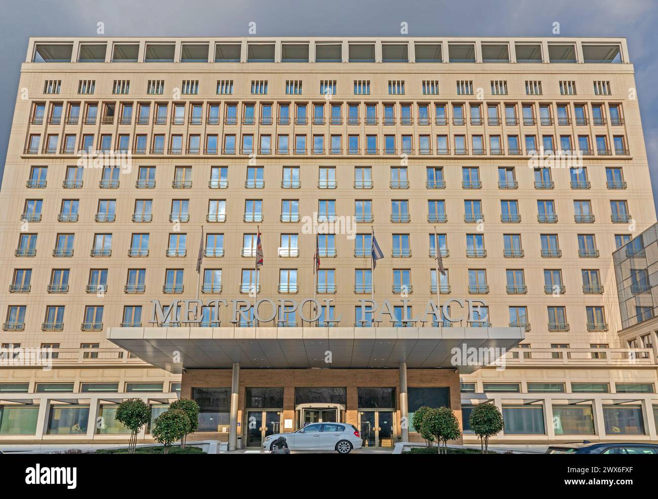 Belgrado, Serbia - 14 de febrero de 2021: Edificio histórico del hotel Metropol Palace en la ciudad capital. Foto de stock
