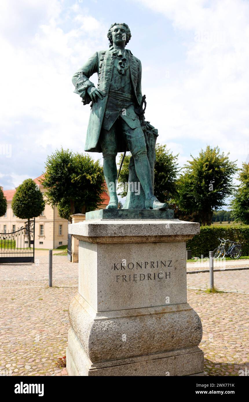 Denkmal/Estatua: Kronprinz Friedrich, der spaetere Friedrich der Grosse, Rheinsberg, Brandeburgo (nur fuer redaktionelle Verwendung. Keine Werbung. Ref Foto de stock