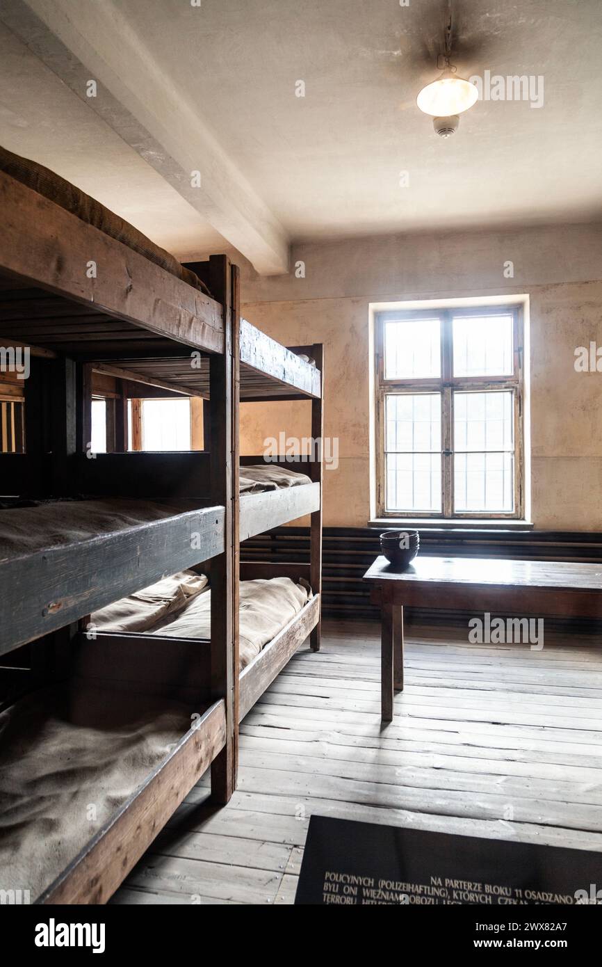 Interior de los cuartos de prisioneros en un cuartel en el campo de concentración de Auschwitz I, Polonia Foto de stock