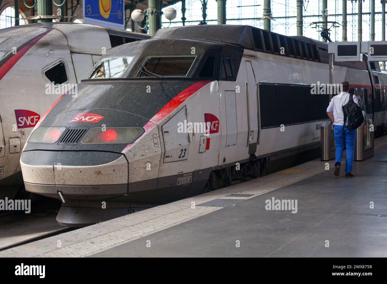 París, Francia - 17 de julio de 2017: Antiguo modelo del TGV Sud-Est junto al nuevo en Gare du Nord. Foto de stock