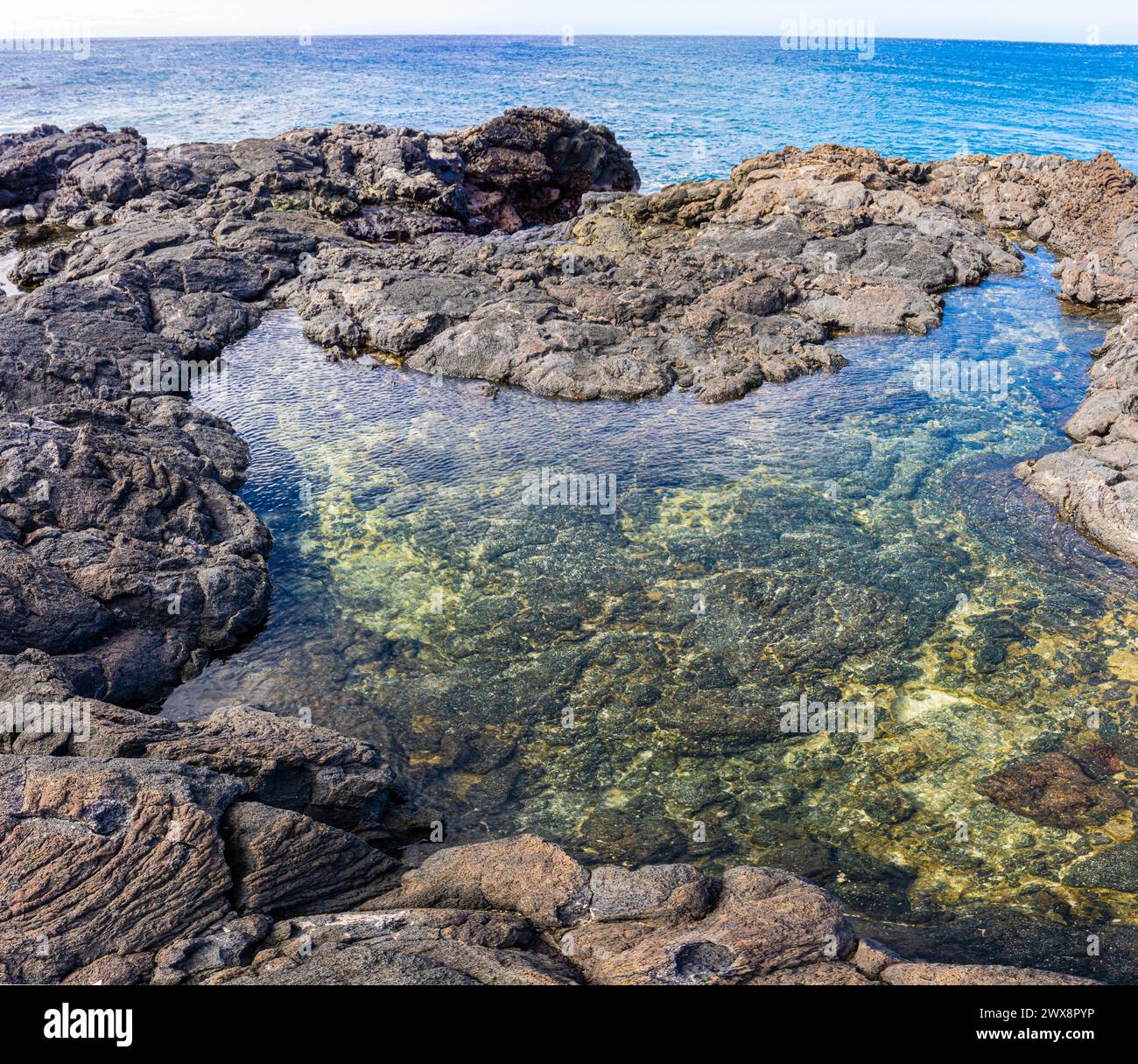 Piscinas de marea en la costa volcánica, Kohanaiki Beach Park, Hawái, EE.UU Foto de stock