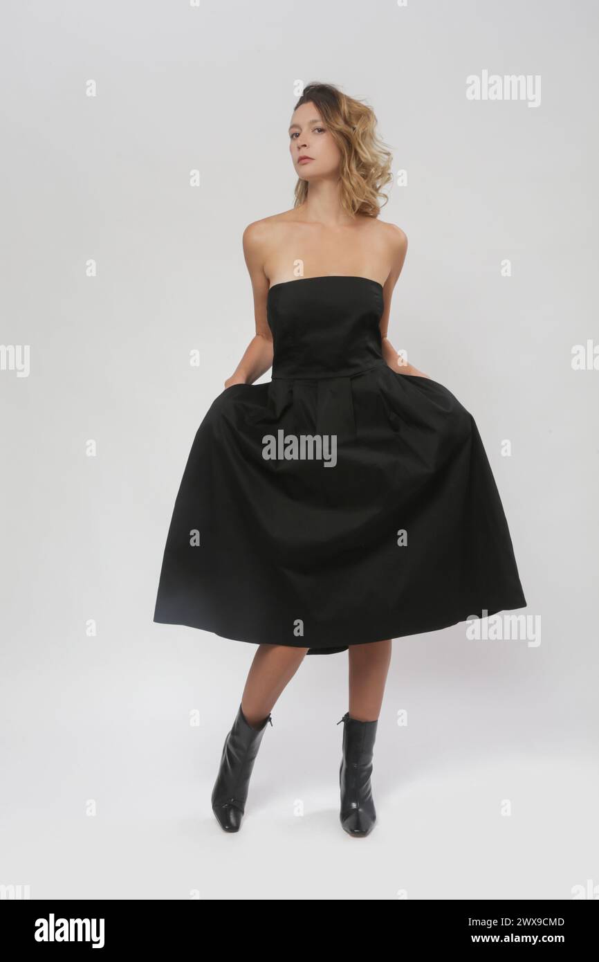 Serie de fotos de estudio de modelo femenino en tubo negro top Una línea midi vestido Foto de stock