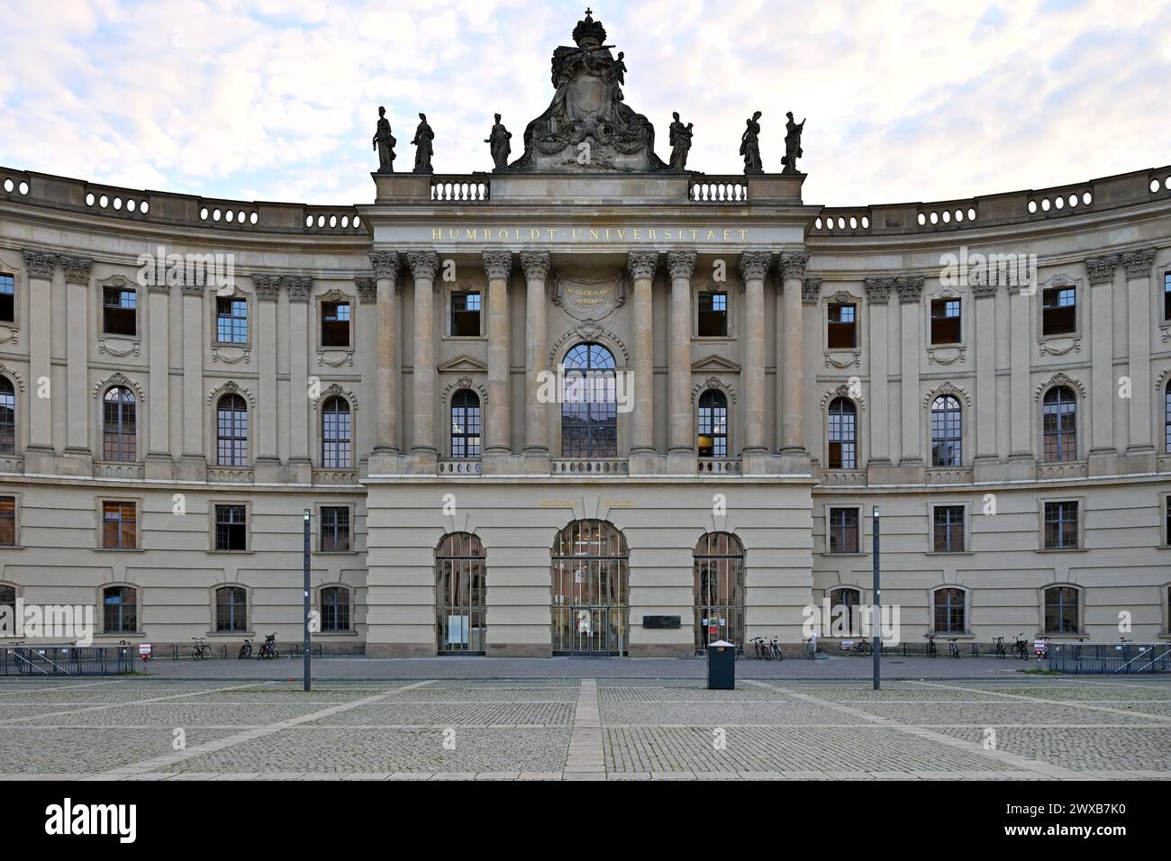 Universidad Humboldt en el boulevard Unter den Linden en Berlín, Alemania. Foto de stock