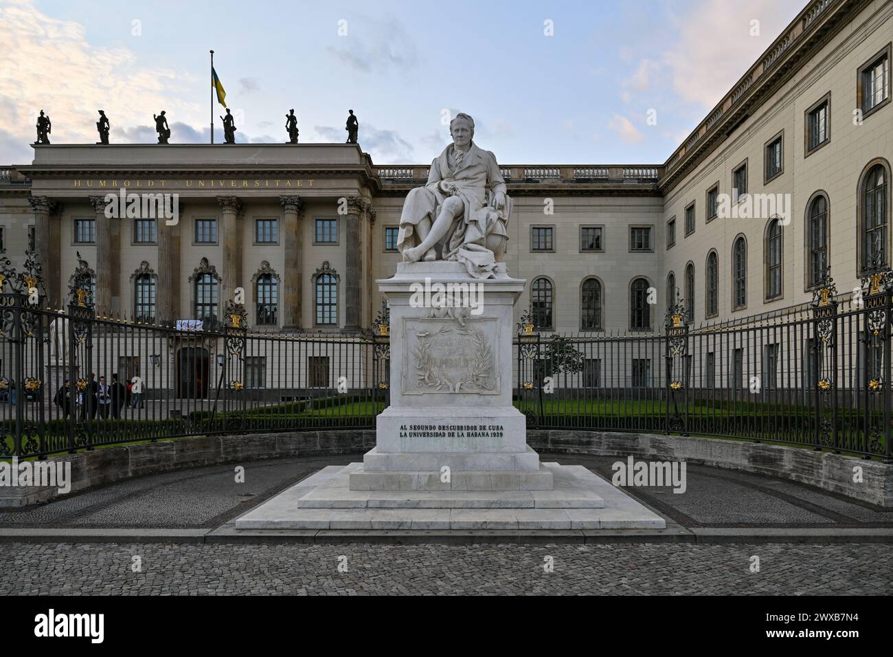 Universidad Humboldt en el boulevard Unter den Linden en Berlín, Alemania. Foto de stock