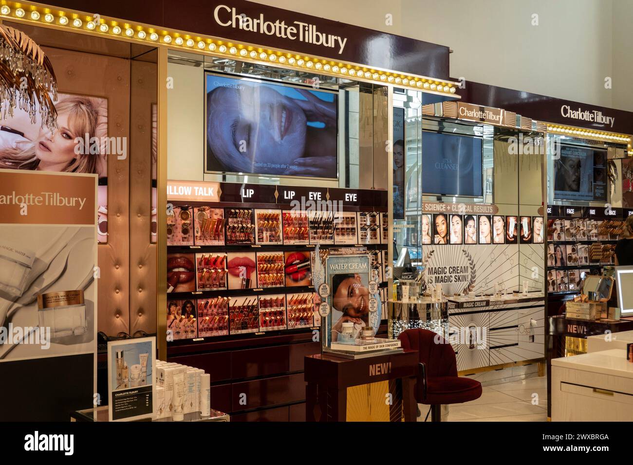 Interior de la tienda insignia de la mujer Nordstrom en la ciudad de Nueva York, EE.UU. 2024 Foto de stock