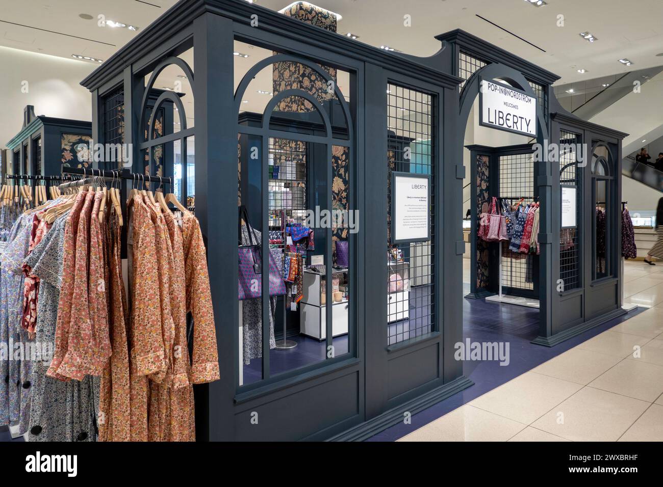 Interior de la tienda insignia de la mujer Nordstrom en la ciudad de Nueva York, EE.UU. 2024 Foto de stock