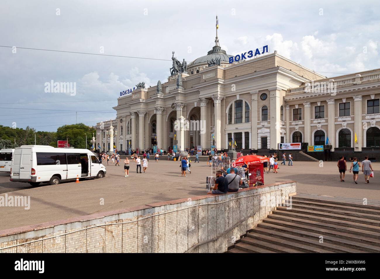 Odesa, Ucrania - 01 de julio de 2018: El Odesa Holovna es una de las terminales ferroviarias más grandes de Ucrania. Todos los días los trenes salen a un gran número de nacionales Foto de stock