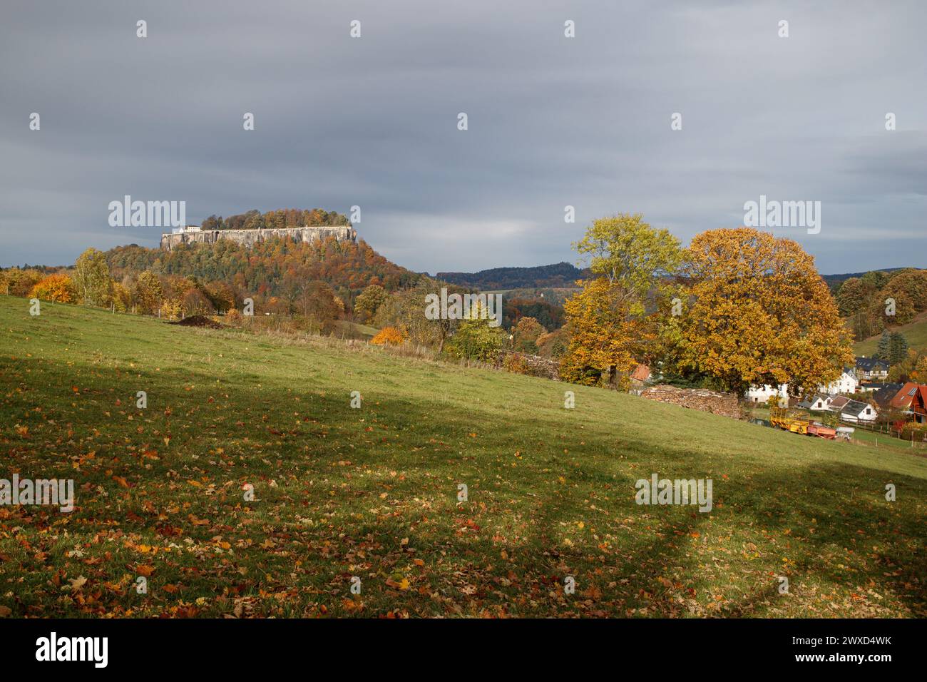 Vista de otoño a la fortaleza de Koenigsstein Foto de stock