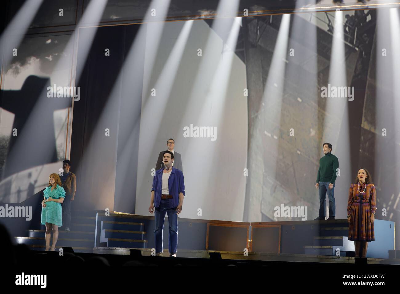 Limoges, Francia. 29 de marzo de 2024. Comedia musical JE VAIS T’AIMER (TE AMARÉ), un espectáculo de “evento” que reúne a todas las generaciones. Limoges, Francia. 29 de marzo de 2024. El espectáculo se basa en los éxitos de Michel Sardou y un viaje de París a Nueva York a bordo del legendario transatlántico “France”. Interpretación de la legendaria canción “Le France” en la que Michel Sardou rinde homenaje en 1975 al liner francés que era entonces el más grande del mundo. Zénith de Limoges, Limousin, Haute-Vienne, Francia, Europa. Crédito: Foto de HM Images/Alamy Live News. Foto de stock