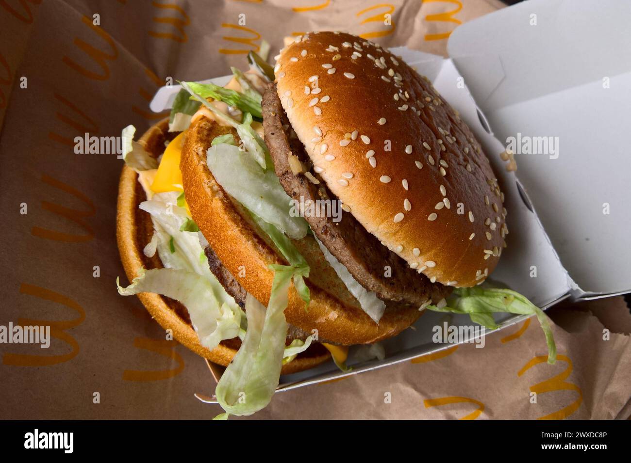 Was Kostet Ein Doppel Cheeseburger Bei Mcdonald's Double cheeseburger mcdonalds fotografías e imágenes de alta resolución