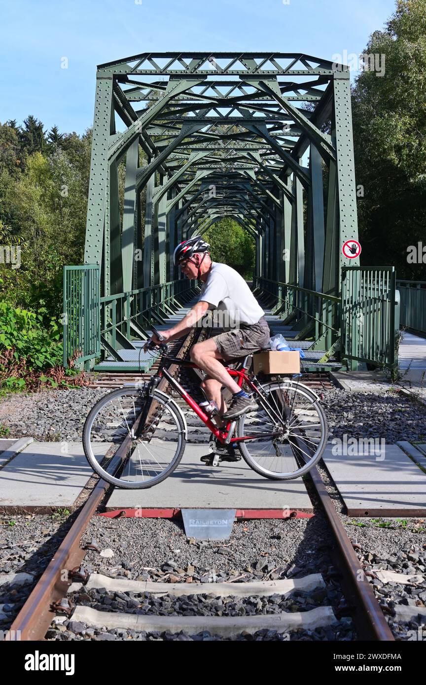 Dirección: Eisenbahn Denkmale der Industriegeschichte, Eisenbahntunnel und rauschendes Wasser zwischen riesigen Felsblöcken der Chemnitztalradweg bietet dem Radfahrer ab Chemnitz abwechslungsreiches Erleben auf wenigen Kilometern. Ver todos los detalles de Museumbahnhof Markersdorf Richtung Schweizerthal-Diethensdorf Ver todos los detalles del Stück der Trasse. Eine geologische Rarität sind die sogenannten Strudeltöpfe, abgerundet Gneisblöcke die ihre heutige Gestalt durch die Kraft des Wassers erhielten. Eisenbahnromantik im Chemnitztal. Ver más sobre Eisenbahnfreunde Che Foto de stock