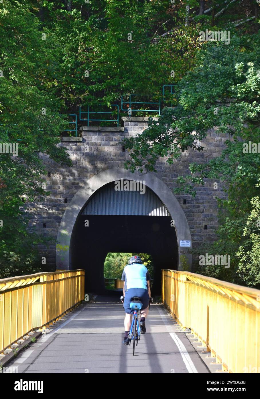 Dirección: Eisenbahn Denkmale der Industriegeschichte, Eisenbahntunnel und rauschendes Wasser zwischen riesigen Felsblöcken der Chemnitztalradweg bietet dem Radfahrer ab Chemnitz abwechslungsreiches Erleben auf wenigen Kilometern. Ver todos los detalles de Museumbahnhof Markersdorf Richtung Schweizerthal-Diethensdorf Ver todos los detalles del Stück der Trasse. Eine geologische Rarität sind die sogenannten Strudeltöpfe, abgerundet Gneisblöcke die ihre heutige Gestalt durch die Kraft des Wassers erhielten. Eisenbahnromantik im Chemnitztal. Ver más sobre Eisenbahnfreunde Che Foto de stock