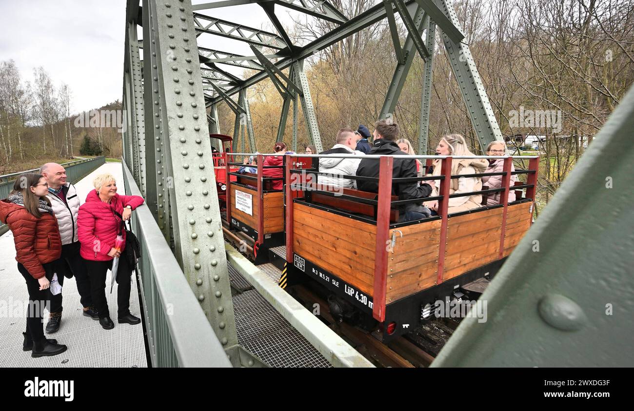 Información sobre el producto Chemnitztal per Rad oder Eisenbahn Eisenbahnromantik im Chemnitztal. Ver más Eisenbahnfreunde Chemnitztal e. V. hat am Osterwochenende wieder Hochbetrieb. A 2,5 kilómetros de Markersdorf nach Diethensdorf können Fahrgäste Eisenbahnhistorie erleben. Ehemals war diese Strecke die Eisenbahnverbindung zwischen Chemnitz und Rochlitz. Zwei historische Stahlbrücken und die Sicht auf einen romantischen Streckenabschnitt, der eher an Schweden als an Sachsen erinnert, machen die Fahrt zum Ausflugserlebnis. Paralela dazu nutzen viele Radler das bisher fertiggestellte Teilstück von rund Foto de stock