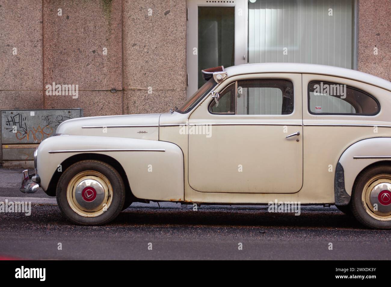 Volvo PV 544 Sport B10. Viejo coche blanco con fondo de la ciudad. Foto de stock