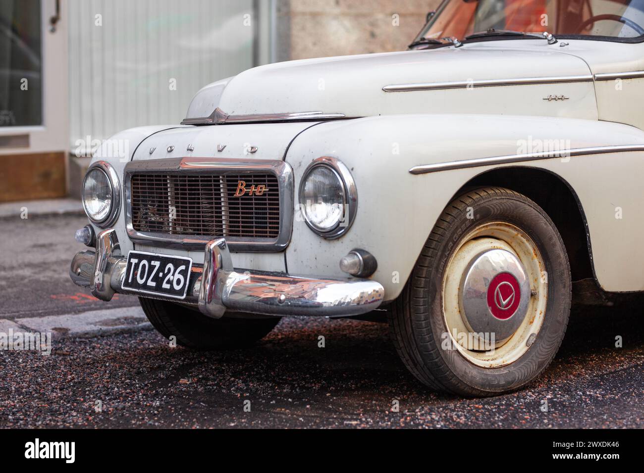 Volvo PV 544 Sport B10. Viejo coche blanco con fondo de la ciudad. Foto de stock