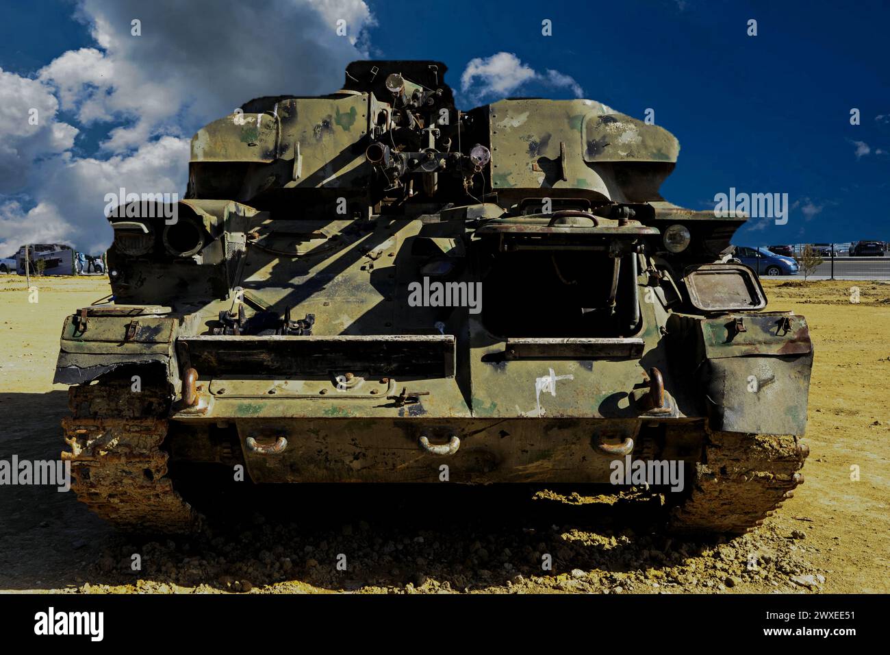 Tanques de campo de batalla y tecnología. tecnología militar. Imagen amplia para banners, anuncios Foto de stock