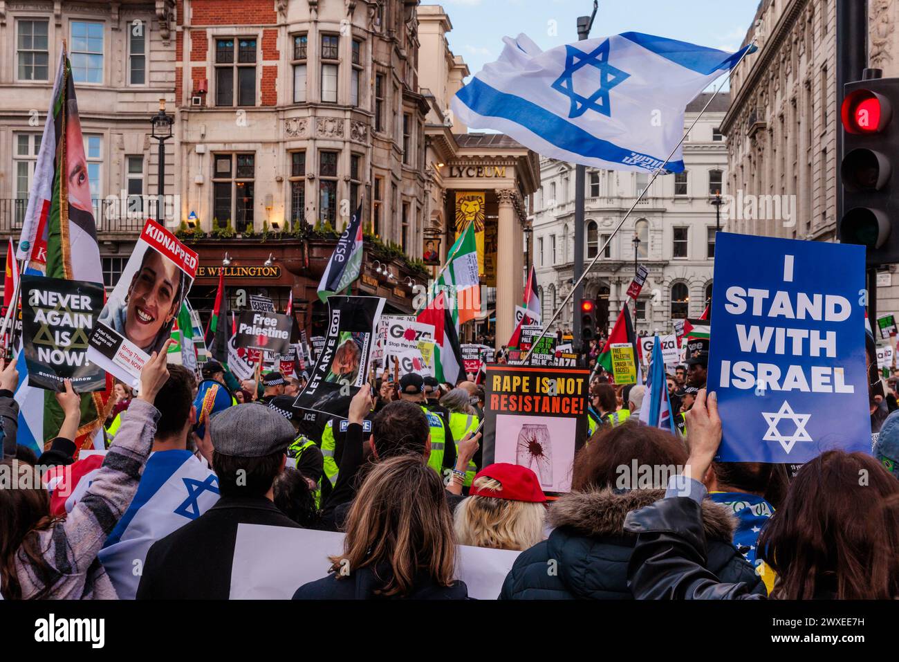Somerset House, Londres, Reino Unido. 30 de marzo de 2024. En una contraprotesta formal pro-Israel / anti Hamás, un colectivo de residentes británicos preocupados y ciudadanos de todas las religiones que dicen 'basta' y están tomando una posición unida contra el creciente odio en las calles de Londres. Organizada por el Proyecto Cadena Humana 7/10 en respuesta a casi 6 meses de marchas pro-palestinas, esta protesta pacífica y no provocativa, tiene como objetivo recuperar Londres, que se ha convertido en un área prohibida para los judíos y muchos otros, debido al discurso de odio, intimidación y violencia. Foto de Amanda Rose/Alamy Live News Foto de stock