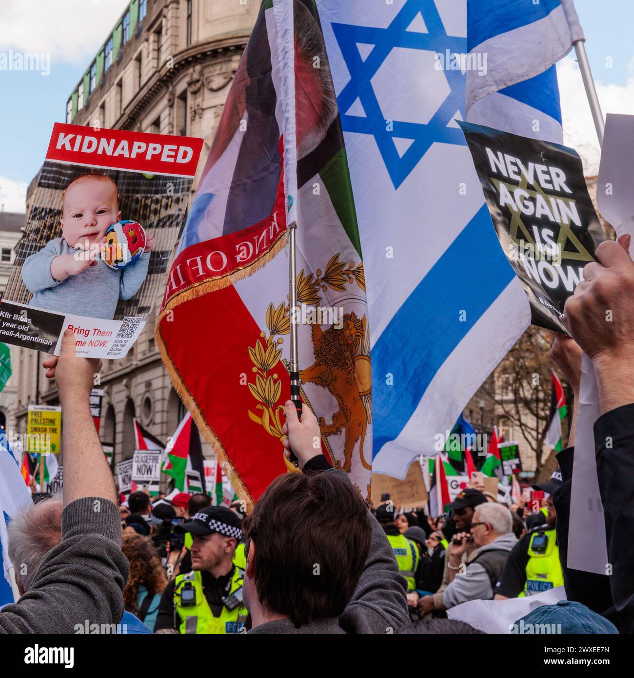 Somerset House, Londres, Reino Unido. 30 de marzo de 2024. En una contraprotesta formal pro-Israel / anti Hamás, un colectivo de residentes británicos preocupados y ciudadanos de todas las religiones que dicen 'basta' y están tomando una posición unida contra el creciente odio en las calles de Londres. Organizada por el Proyecto Cadena Humana 7/10 en respuesta a casi 6 meses de marchas pro-palestinas, esta protesta pacífica y no provocativa, tiene como objetivo recuperar Londres, que se ha convertido en un área prohibida para los judíos y muchos otros, debido al discurso de odio, intimidación y violencia. Foto de Amanda Rose/Alamy Live News Foto de stock