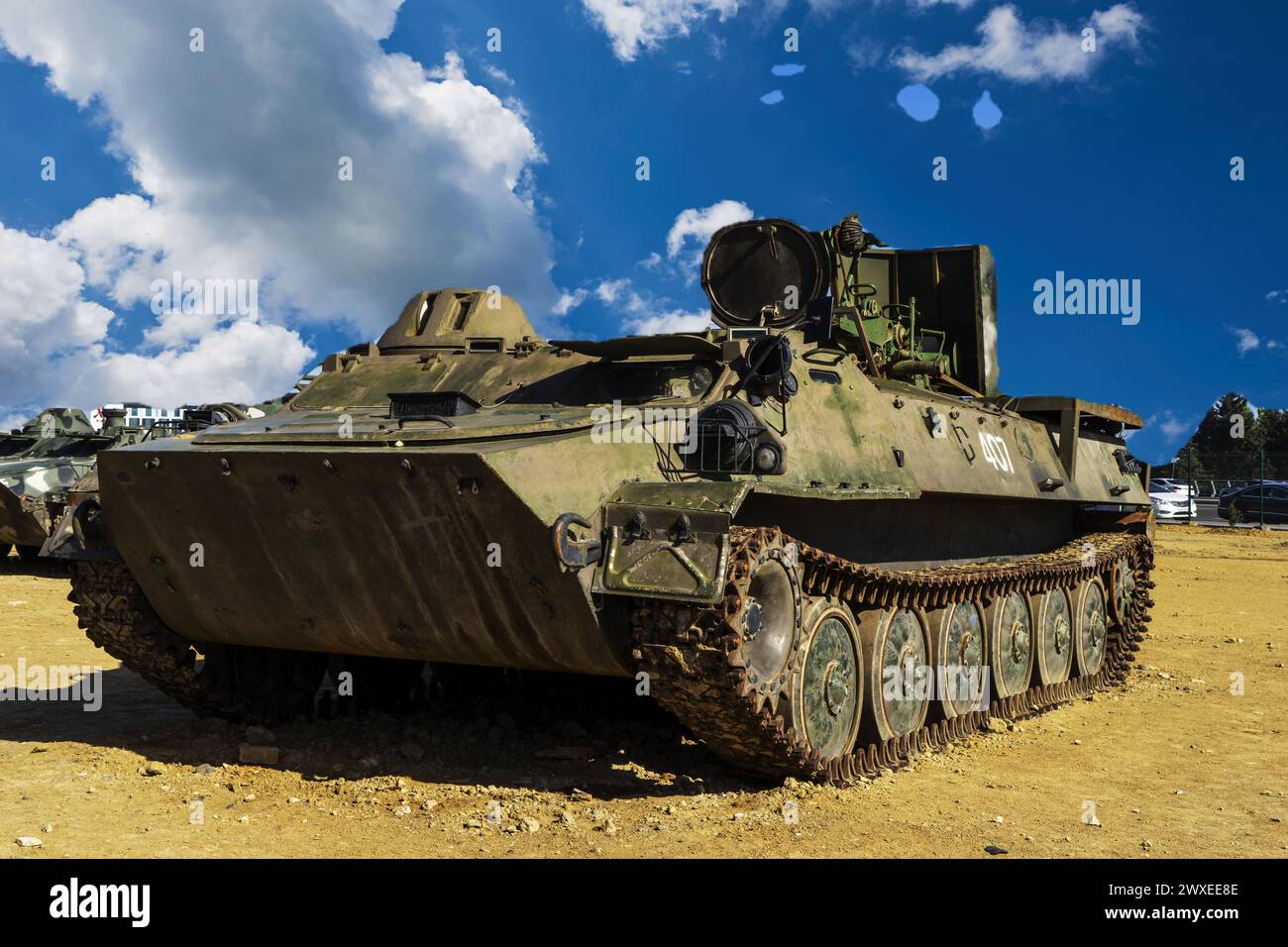 Tanques de campo de batalla y tecnología. tecnología militar. Imagen amplia para banners, anuncios Foto de stock