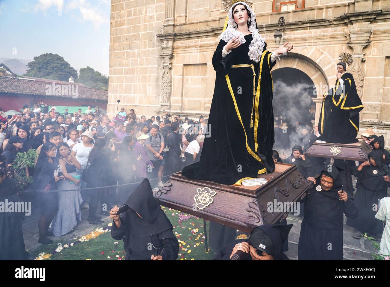 Antigua, Guatemala. 29 de marzo de 2024. Los santos católicos son llevados de la iglesia de la Escuela de Cristo al comienzo de la procesión del Viernes Santo durante la Semana Santa, 29 de marzo de 2024 en Antigua, Guatemala. La opulenta procesión es una de las más grandes del mundo que requiere más de 100 personas para llevar la carroza, que tarda 12 horas en completar la procesión. Crédito: Richard Ellis/Richard Ellis/Alamy Live News Foto de stock