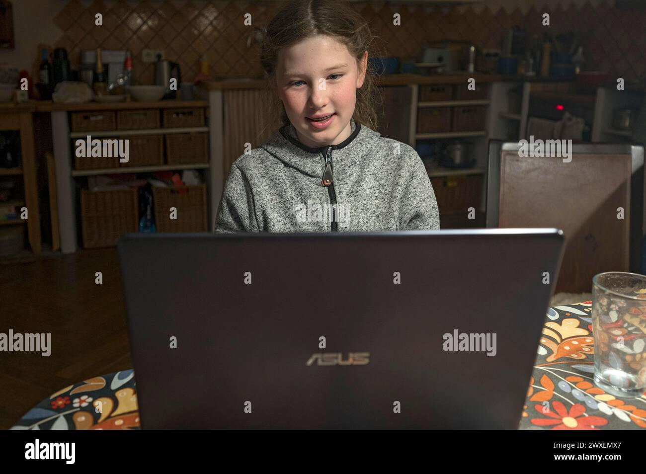 Chica, 10 años trabajando en una computadora portátil, Mecklenburg-Vorpommern, Alemania Foto de stock