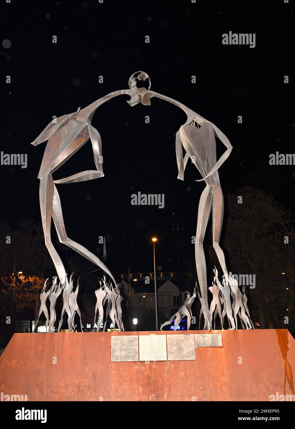 Escultura, monumento al fútbol “Monumento al Fútbol” en el parque y jardines del Paseo Emperador Carlos V por Miguel Ruiz Jiménez, Granada, España Foto de stock