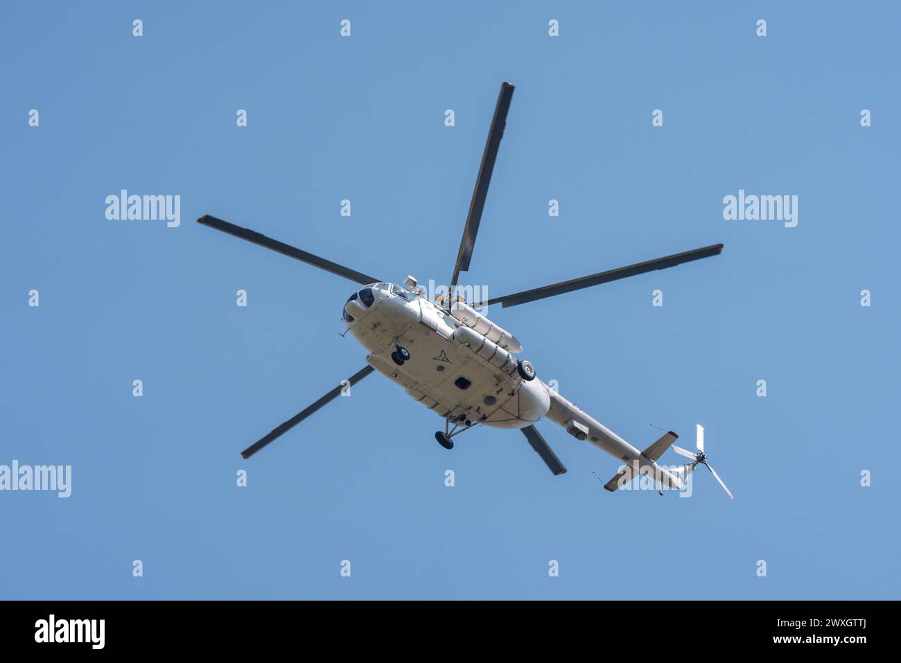 Vista inferior de un helicóptero en vuelo. hélices fijos Foto de stock