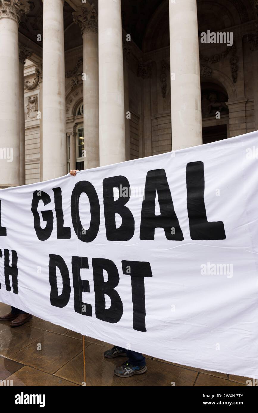 12 de octubre de 2023. Banco de Inglaterra, Londres, Reino Unido. "Activistas de justicia climática del Banco de Inglaterra hacen un llamado urgente para cancelar los agobiantes reembolsos de deuda de los países del Sur Global" "La obligación climática de 7,9 billones de dólares del Norte Global con el Sur Global despierta la demanda de cancelar las deudas mientras el FMI y el Banco Mundial se reúnen en Marrakech" reunidos fuera del Banco de Inglaterra hoy (12 de octubre) activistas de grupos como Rebelión de Extinción y Deuda por el Clima, demostraron la gran desigualdad de los pagos de la deuda del Sur Global en contraste con las reparaciones climáticas que les deben los países de la Global Foto de stock