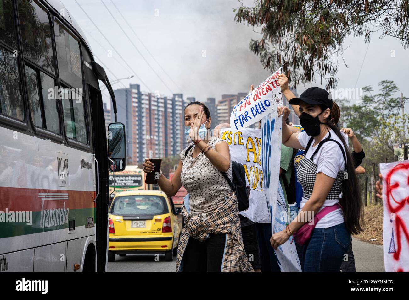 Medellín, Colombia. 01 de abril de 2024. Manifestantes participan en una protesta contra la contaminación del aire y los olores en Bello, al norte de Medellín, Colombia, el 1 de abril de 2024. Foto de: Juan J. Eraso/Long Visual Press Crédito: Long Visual Press/Alamy Live News Foto de stock