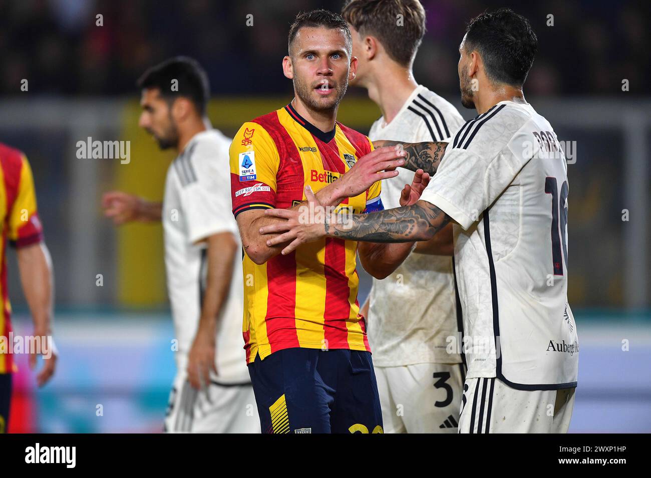 Lecce, Italia. 01 de abril de 2024. El centrocampista central de Lecce, Alexis Blin (29 Lecce de Estados Unidos), en acción durante el partido de fútbol de la Serie A TIM entre el Lecce de Estados Unidos y EL AS Roma en el estadio Via del Mare de Lecce, Italia, el lunes 1 de abril de 2024. (Imagen de crédito: &#xa9; Giovanni Evangelista/LaPresse) Crédito: LaPresse/Alamy Live News Foto de stock