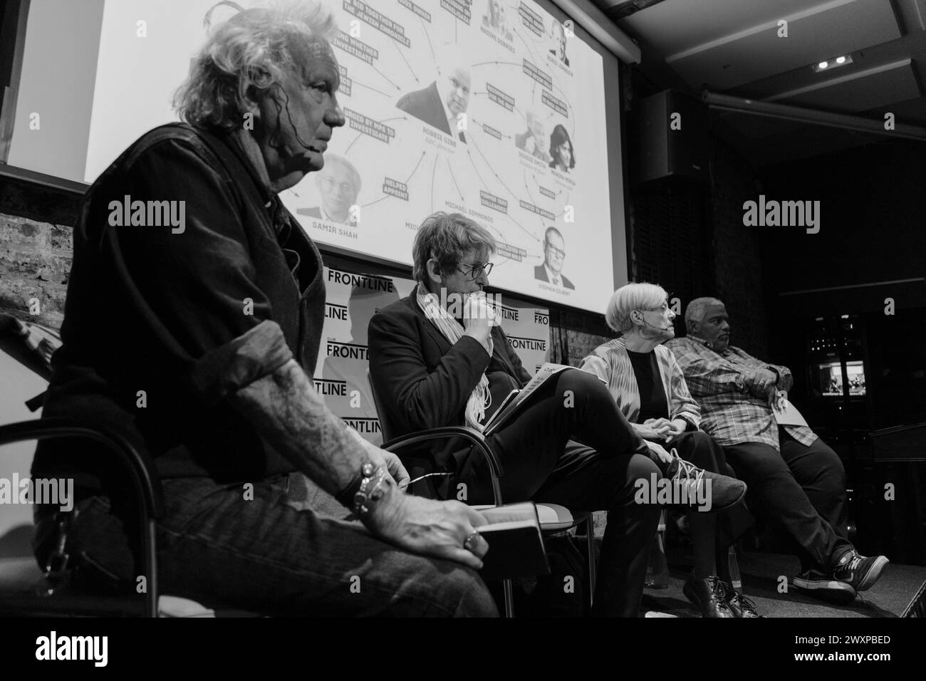 Panel de discusión de la BBC con Alan Rusbridger, Jean Seaton, Patrick Younge, moderado por Ed Vulliamy. Celebrado en el Frontline Club, Paddington, Londres. Foto de stock