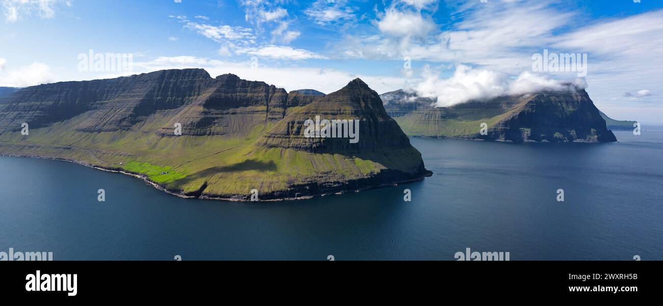 Panorama aéreo paisaje al aire libre escena de montaña de la isla Vidoy. Vista de verano de las Islas Feroe Foto de stock