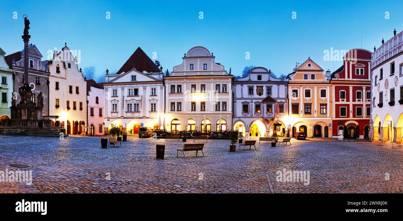 Paisaje de la plaza en Cesky Krumlov, una ciudad medieval en la República Checa con casas de colores, monumento en la plaza antes del amanecer. república Checa Foto de stock