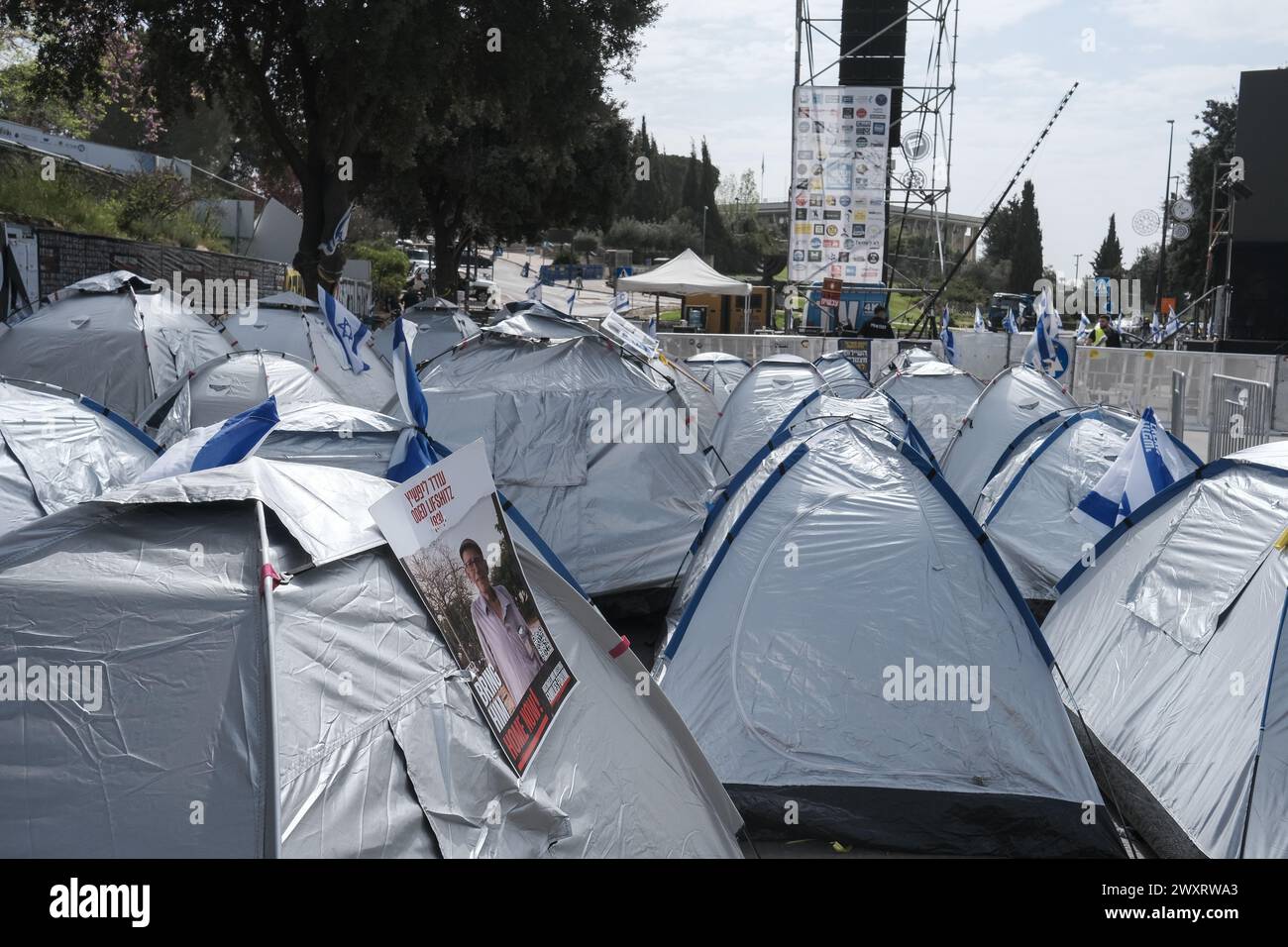 Jerusalén, Israel. 2 de abril de 2024. Un grupo diverso de ...