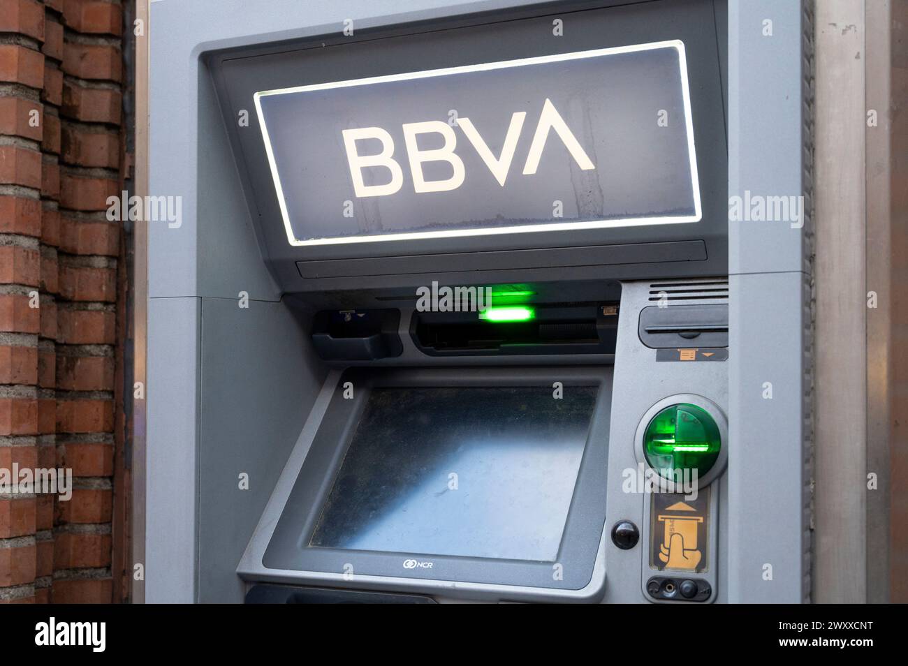 Madrid, España. 02 de abril de 2024. Un cajero automático de la multinacional española Banco Bilbao Vizcaya Argentaria SA (BBVA) y logotipo. (Foto por © Xavi Lopez/SOPA Images/Sipa USA) Crédito: SIPA USA/Alamy Live News Foto de stock