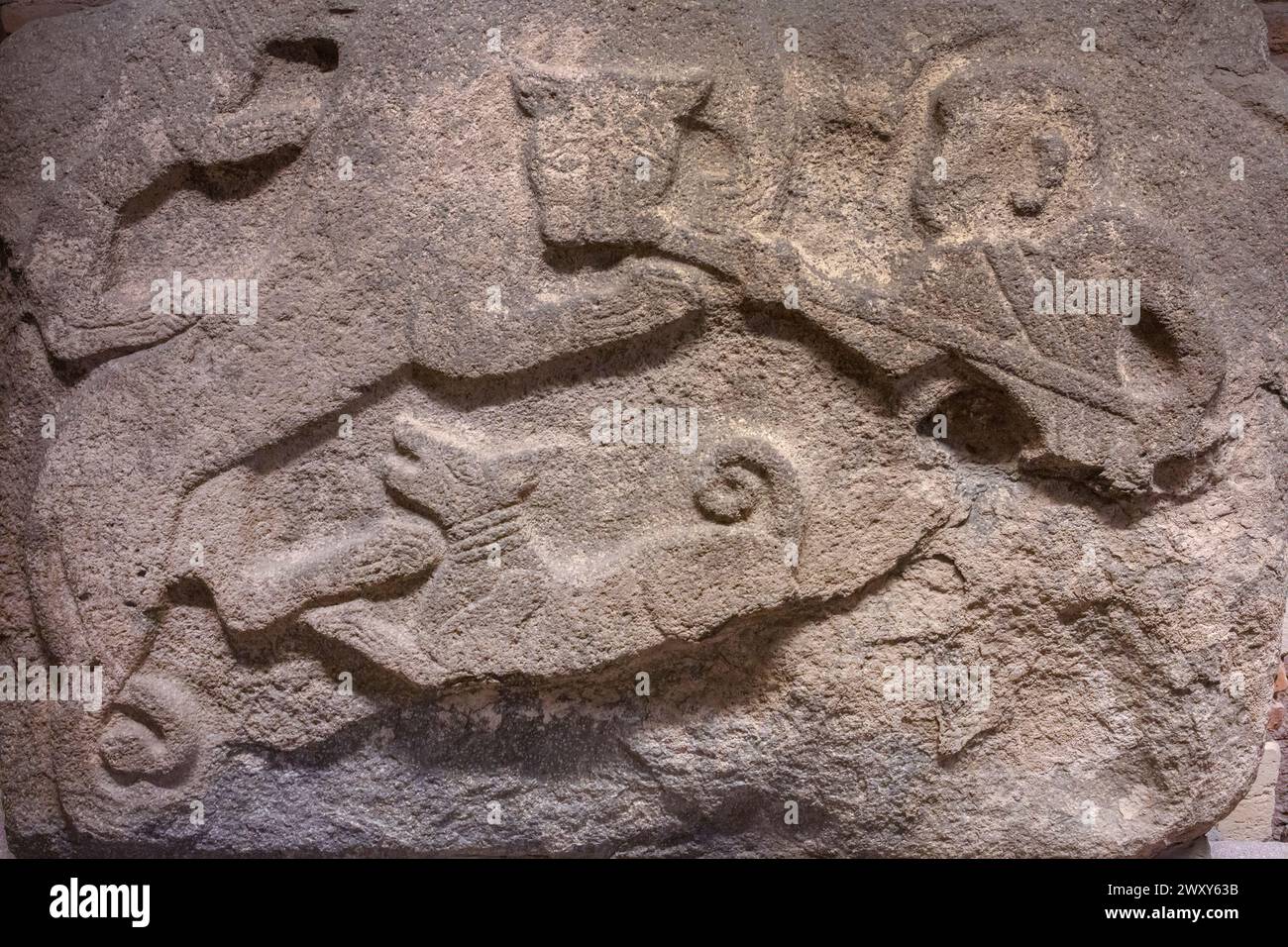 Relieve con caza de leones, siglo XIV a.C., basalto, Museo de Civilizaciones Anatolianas, Ankara, Turquía Foto de stock