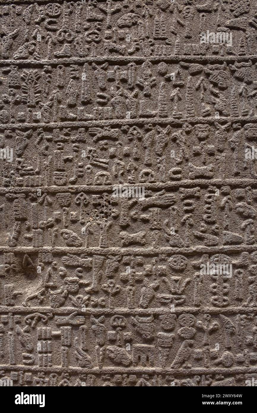 Relieve con texto jeroglífico, basalto, siglo IX a.C., Museo de Civilizaciones Anatolianas, Ankara, Turquía Foto de stock