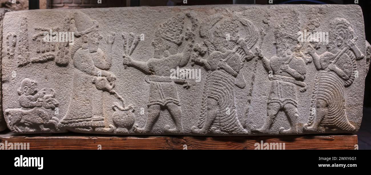Alivio con el Rey ofreciendo bebidas y sacrificio a los dioses, siglo X a.C., Museo de Civilizaciones Anatolianas, Ankara, Turquía Foto de stock