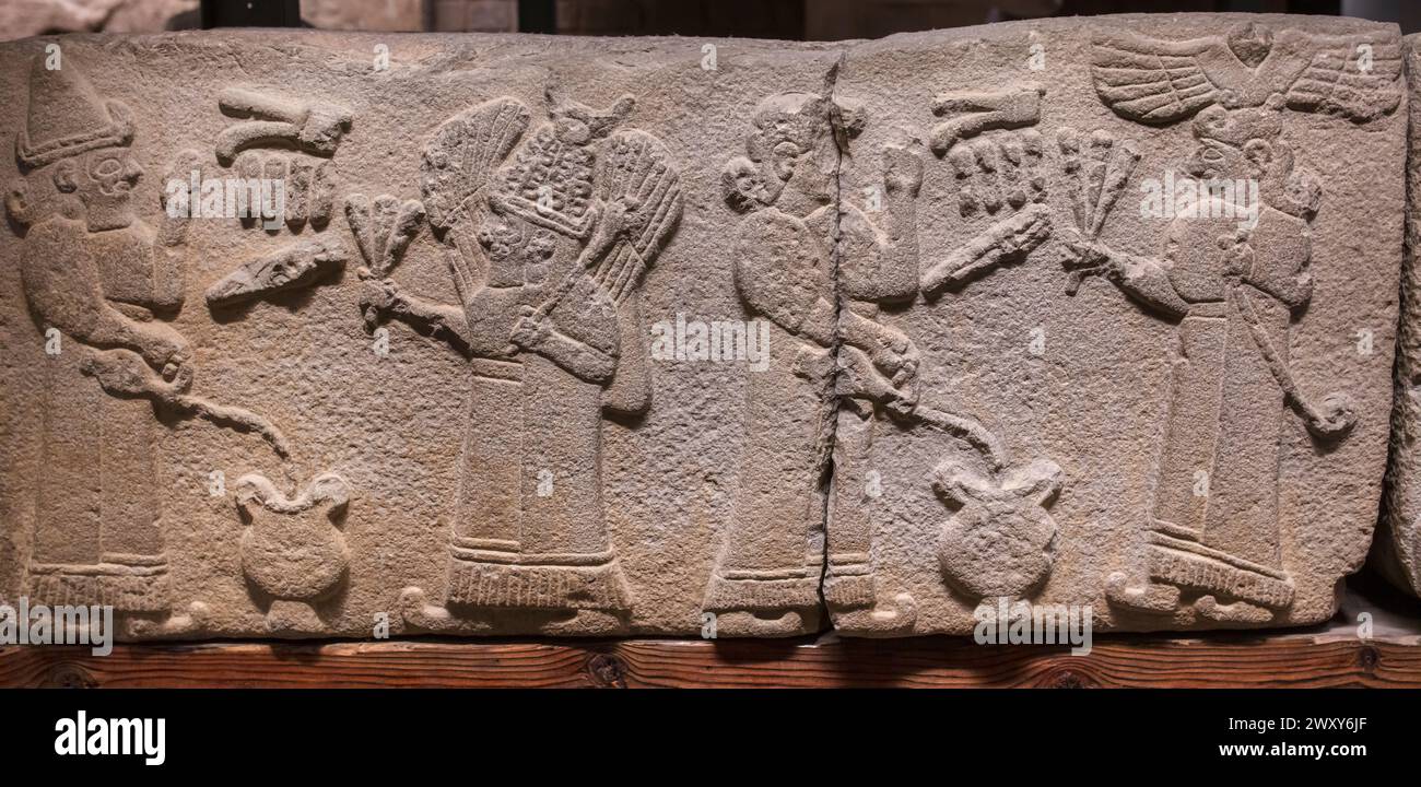 Alivio con el Rey ofreciendo bebidas y sacrificio a los dioses, siglo X a.C., Museo de Civilizaciones Anatolianas, Ankara, Turquía Foto de stock