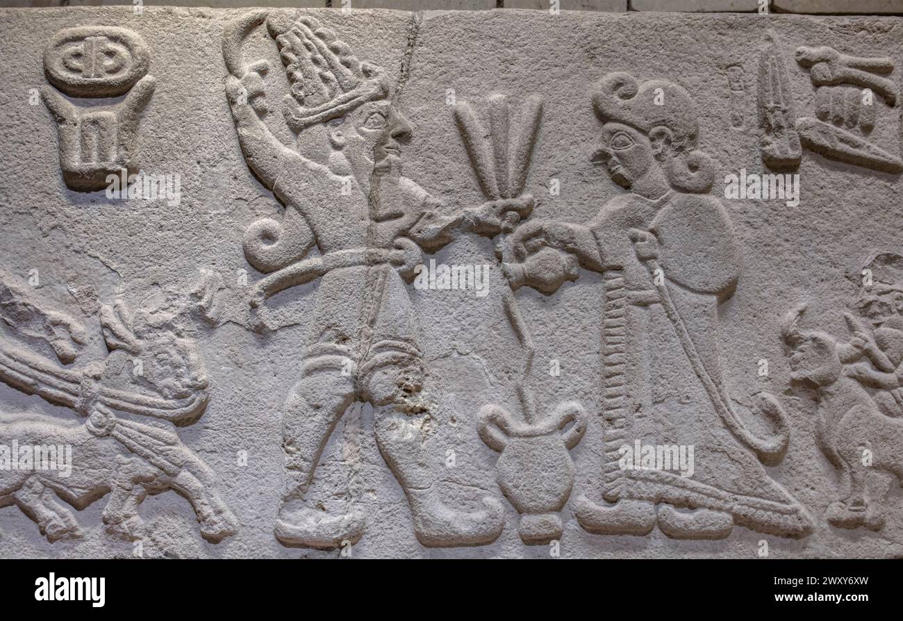 Alivio con la oferta de bebida y sacrificio, siglo X a.C., basalto, Museo de Civilizaciones Anatolianas, Ankara, Turquía Foto de stock