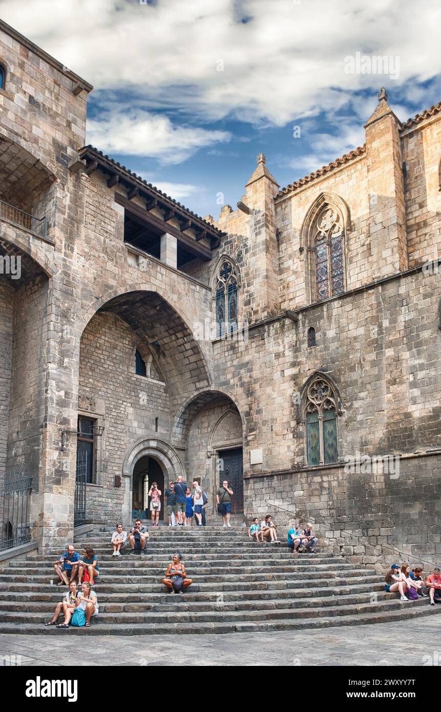 BARCELONA - 8 DE AGOSTO: Murallas medievales del Palau Reial Major en la Placa del Rei, plaza pública del Barrio Gótico en Barcelona, Cataluña, España, en agosto Foto de stock