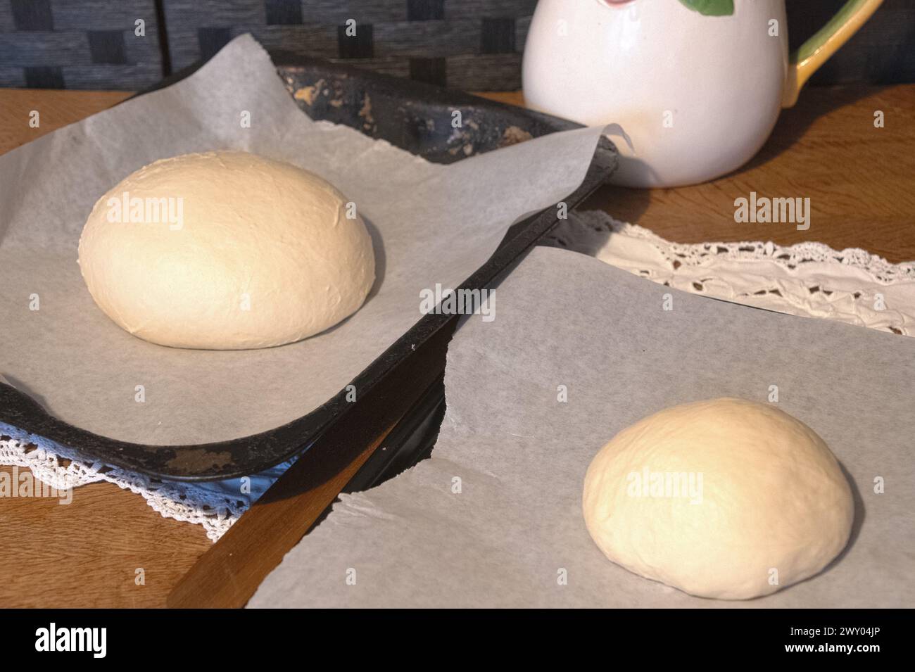 Preparar masa de pan fresco de cabaña Foto de stock