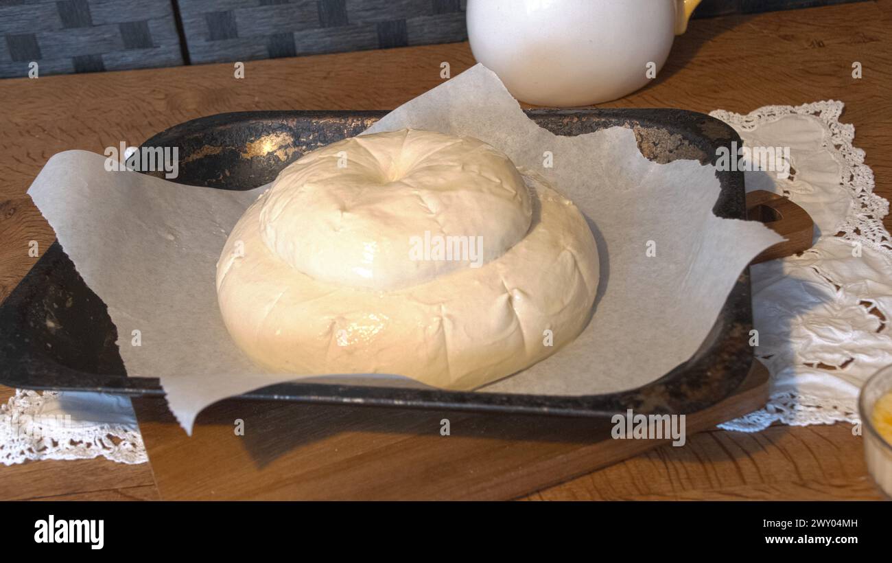 Preparar masa de pan fresco de cabaña Foto de stock