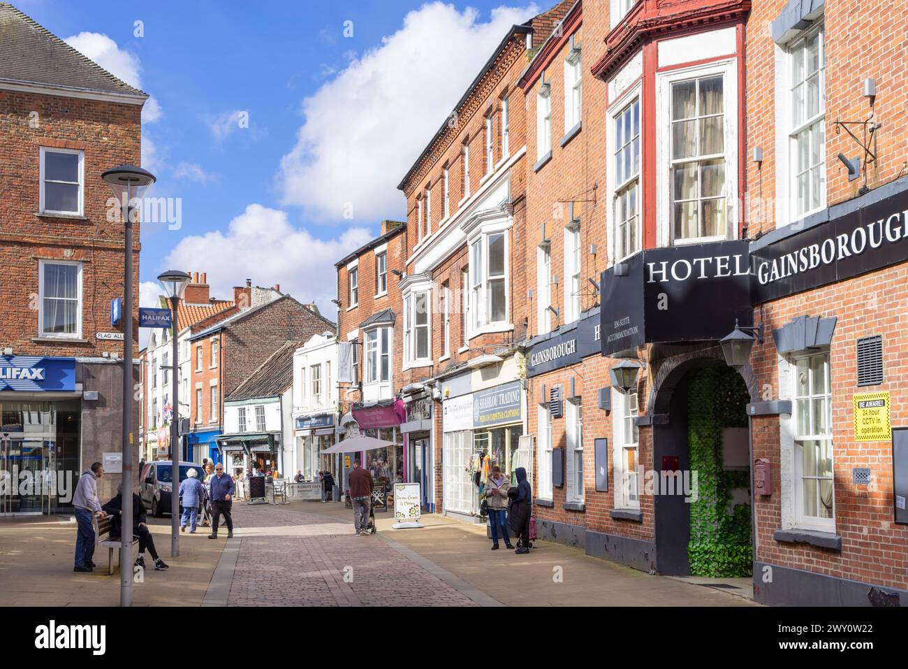 Gainsborough Hotel en la calle Lord con tiendas y gente de compras en Gainsborough Centro de la ciudad Gainsborough Lincolnshire Inglaterra Reino Unido GB Europa Foto de stock