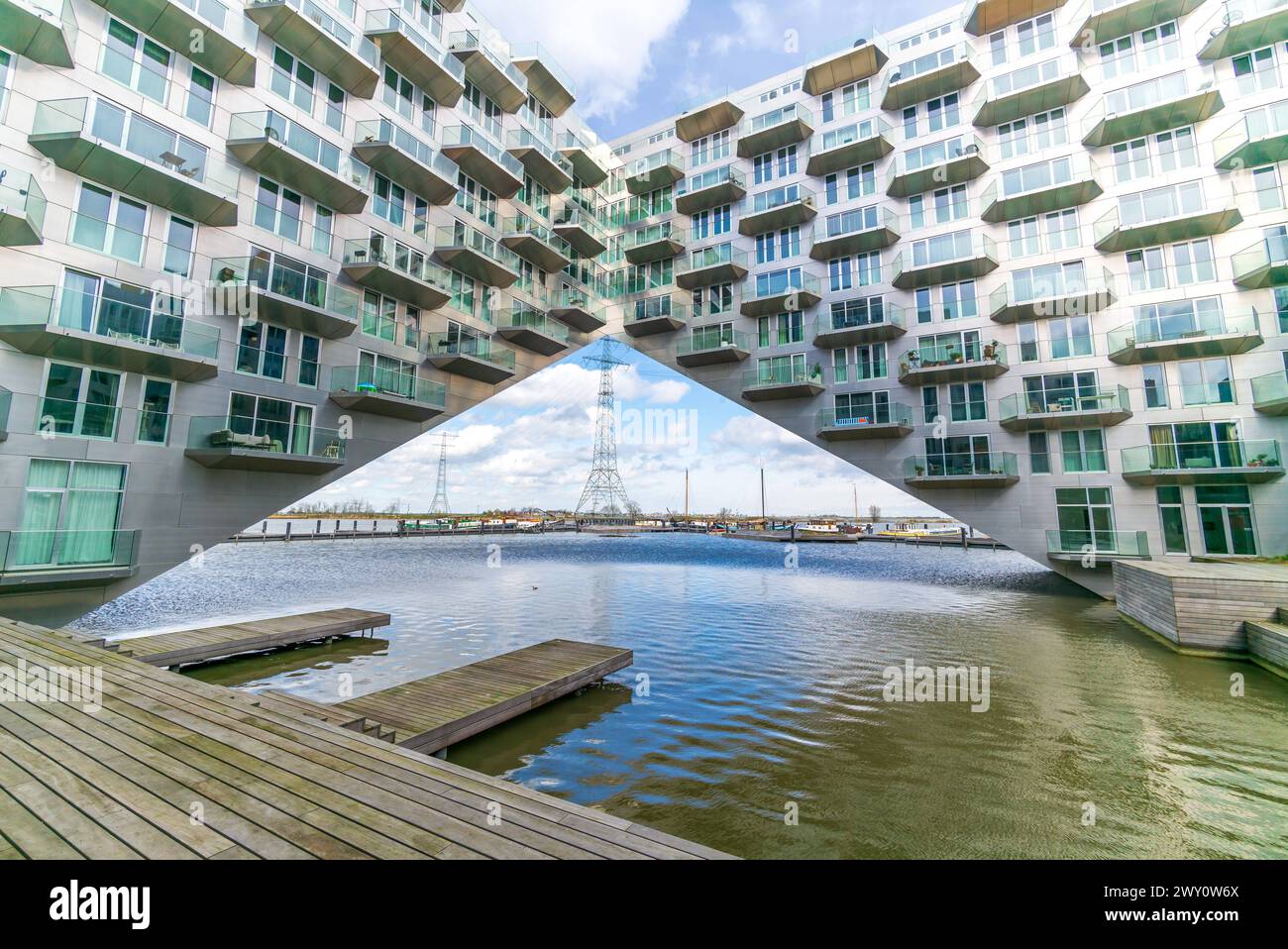 amsterdam, países bajos, 29 de marzo de 2024, moderno edificio residencial sluishuis en el distrito de Ijburg, diseñado por Bjarke Ingels y Barcode Architects *** amsterdam, niederlande, 29. März 2024, Modernes wohngebäude sluishuis im stadtteil Ijburg, entworfen von Bjarke Ingels und Barcode Architects Copyright: XW.Simlingerx Foto de stock