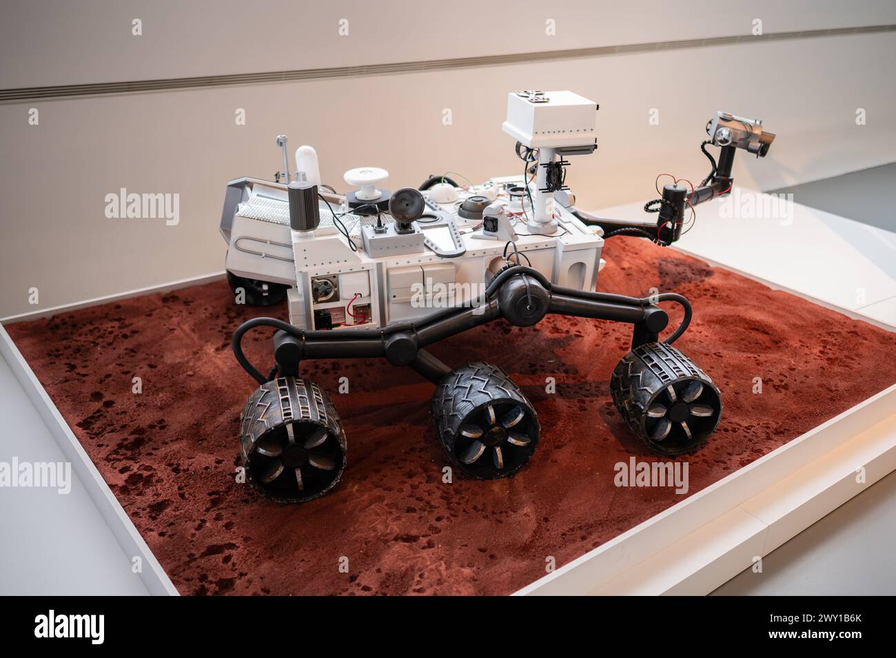 Curiosidad Mars rover. Museo Tecnológico de la Ciudad de la Movilidad en el Puente de Zaha Hadid (Pabellón Puente), Zaragoza, España Foto de stock