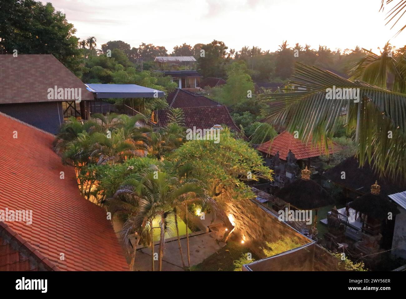 Hermosa vista de la ciudad de Ubud desde el techo en la isla de Bali en Indonesia Foto de stock